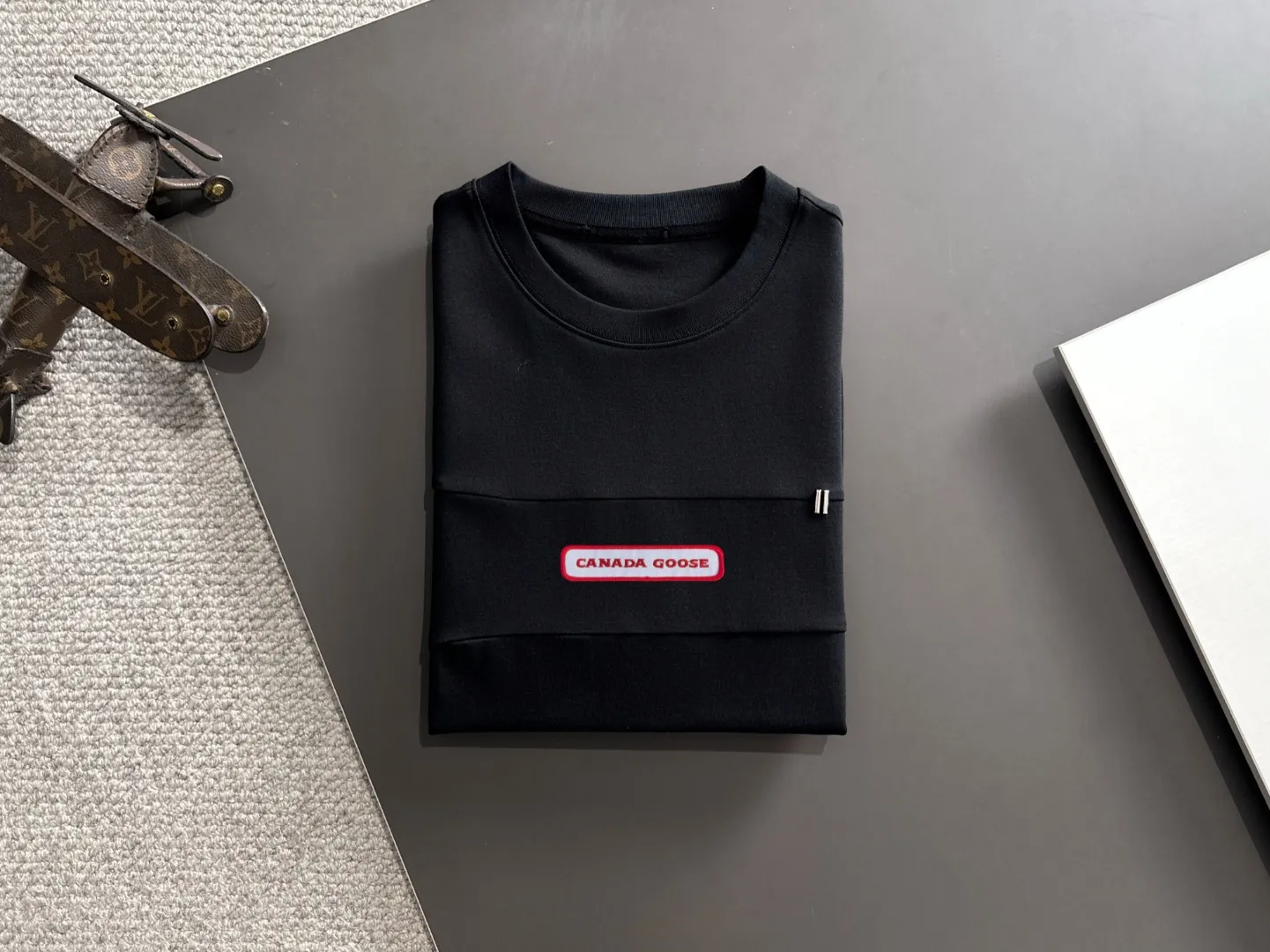 Next day delivery P300 High version CANADA GOOSE/Big Goose 25ss spring and summer new high-definition T-shirt Made with imported machines from Italy, truly the most luxurious and high-quality model that you can wear with your eyes closed. Heavy combed fabrics. High-strength and heavy-weight fabrics feel substantial when weighed. The upper body is more textured than ordinary T-shirts and is not easily deformed. This texture can cope with the weather, absorb sweat and breathable, and is suitable for both hot and cold conditions! Perfectly produced with reference to the original stitch and stitch! The loose fit design is super noble. Custom-woven signature ribbed collar, cuffs, and hem. Really rare and rare goods Size: M-XXXL